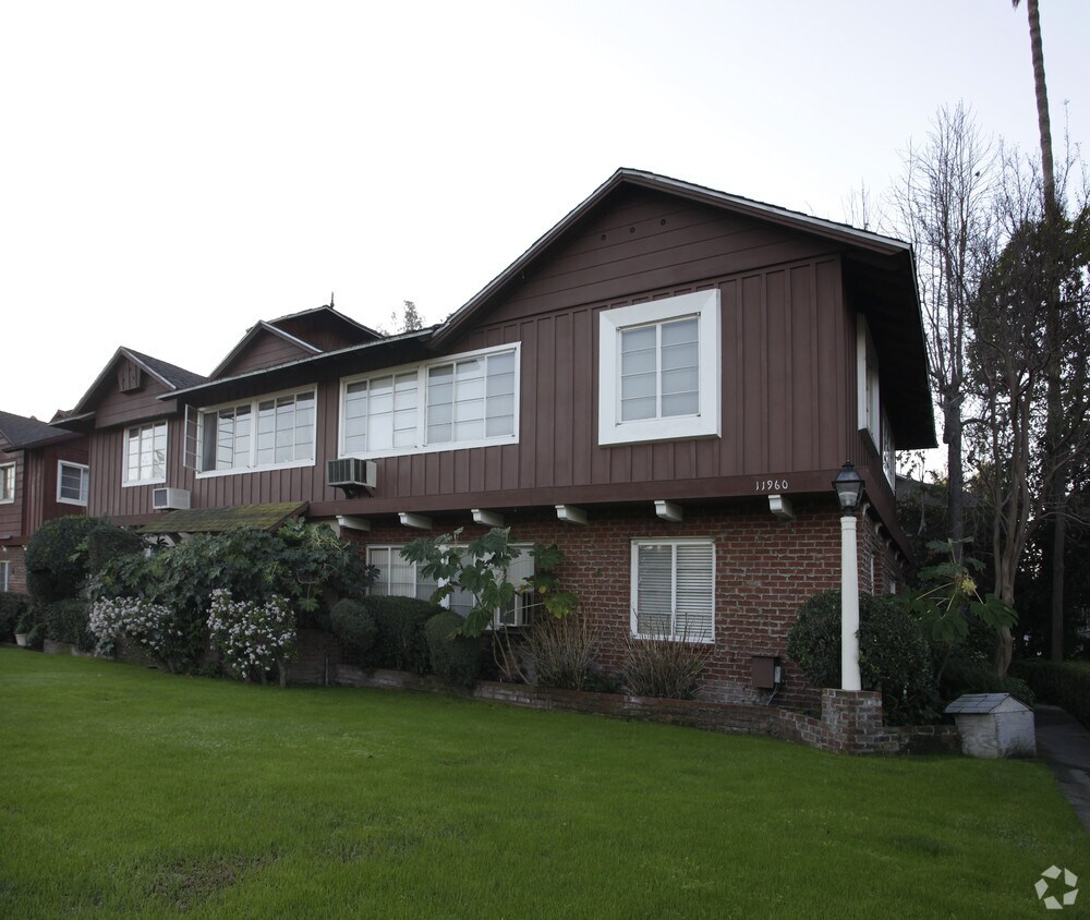 Building Photo - 11960 Moorpark St