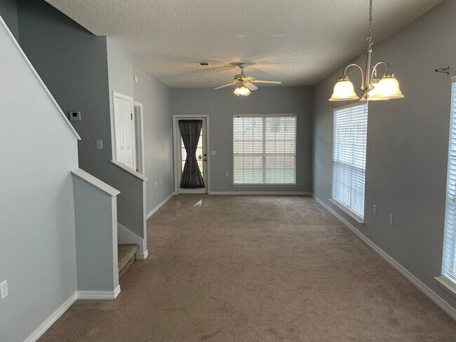 Building Photo - Introducing a Charming Home Retreat Located in the Heart of Pensacola