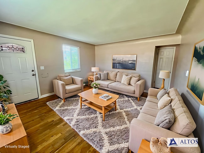 Updated 2 bed 1 bath duplex in Park Hill! - Updated 2 bed 1 bath duplex in Park Hill! House