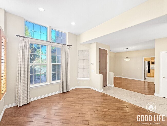 Foto del edificio - Spacious Torrey View Home with Flexible Floorplan in Gated Community