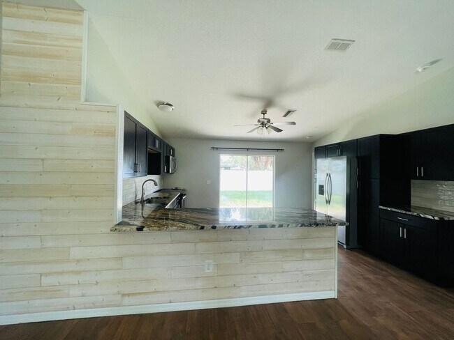 Foto del edificio - *UPDATED NORTH PORT 3/2/2 HOME*