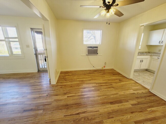 Foto del edificio - CUTE 2/1 w/ Wood Floors, Spacious Yard, W/D Hookups, & New Kitchen! Bike to FSU/FAMU! $1225/month...