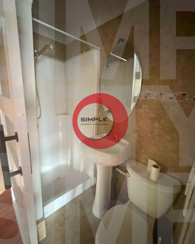 Building Photo - Great Location