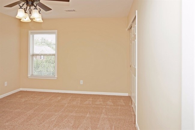 Building Photo - 806 River Heights Dr