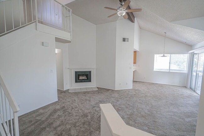 Foto del edificio - Charming 2-Bedroom Condo with Loft in the American Beauty Community of Canyon Country