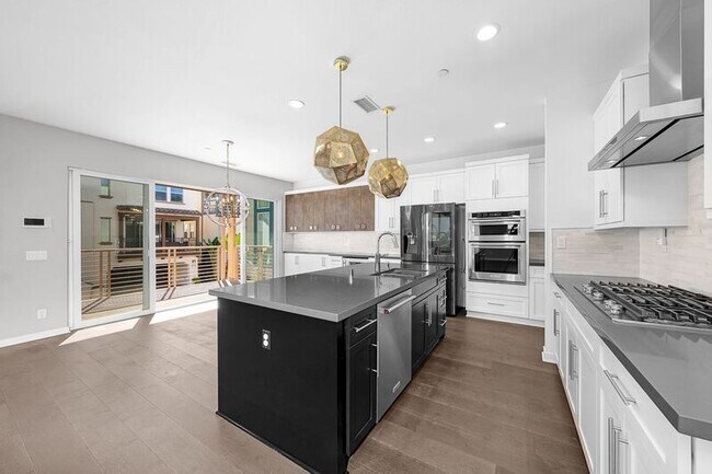 Building Photo - 8352 Ridge Ct