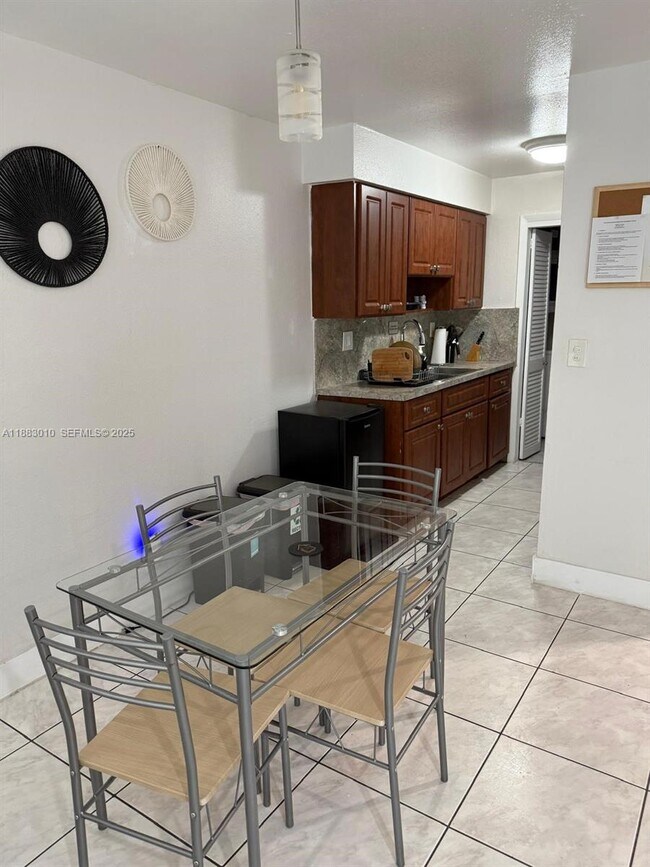 Building Photo - 824 SW 12th Ct