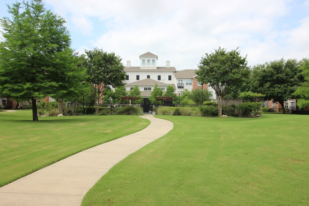 Senior LivingEvergreen At Hulen Bend Apartments in Fort Worth, TX