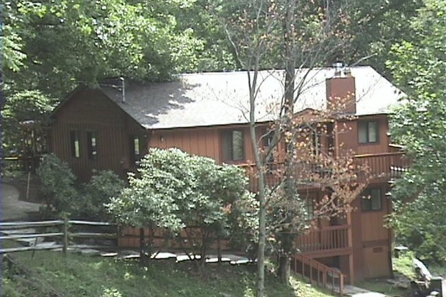 Building Photo - 104 Greenwood Ln
