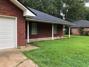 Building Photo - 223 Deerwood Ln
