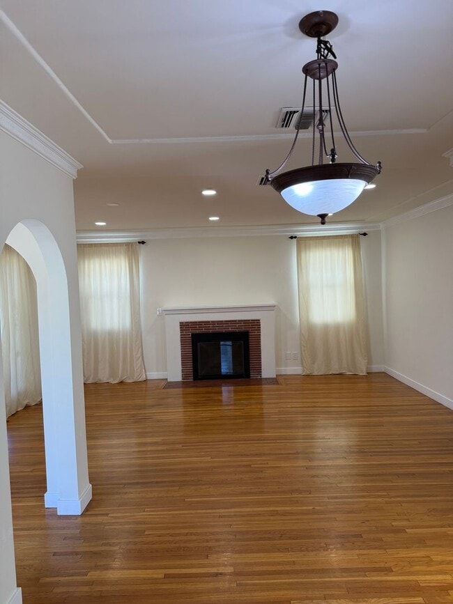 Building Photo - 2523 S Bentley Ave