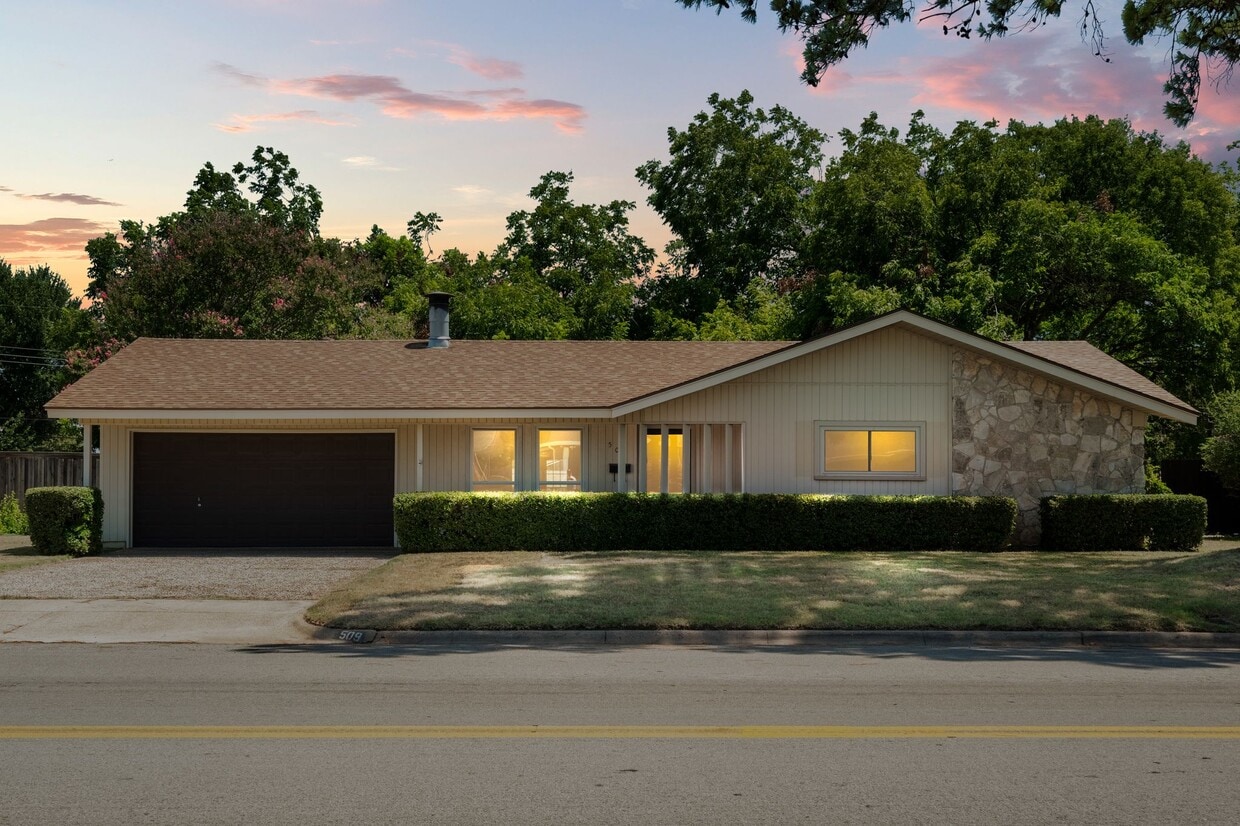 Primary Photo - 509 Wilshire Dr