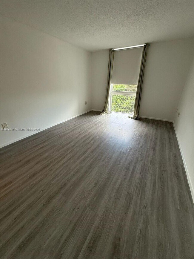 Foto del edificio - 16950 W Dixie Hwy