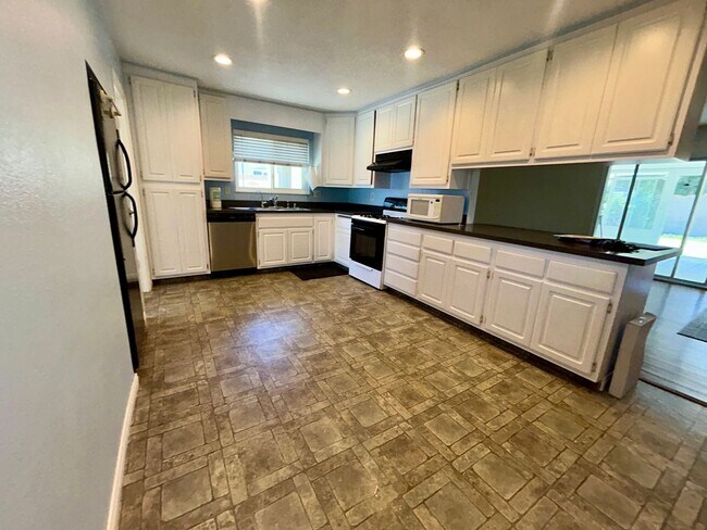 Foto del edificio - 4 Bed / 2 Bath Home for Rent in Huntington Beach