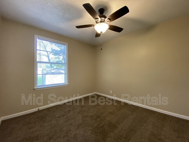 Foto del edificio - 130 Roosevelt Cir