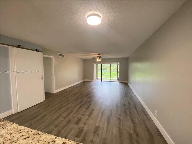 Building Photo - 370 Racquet Club Rd