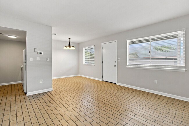 Foto del edificio - 201 E College Blvd