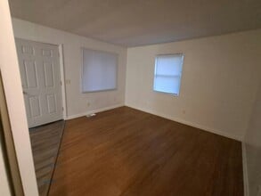 Building Photo - 2529 W Riverview Ave