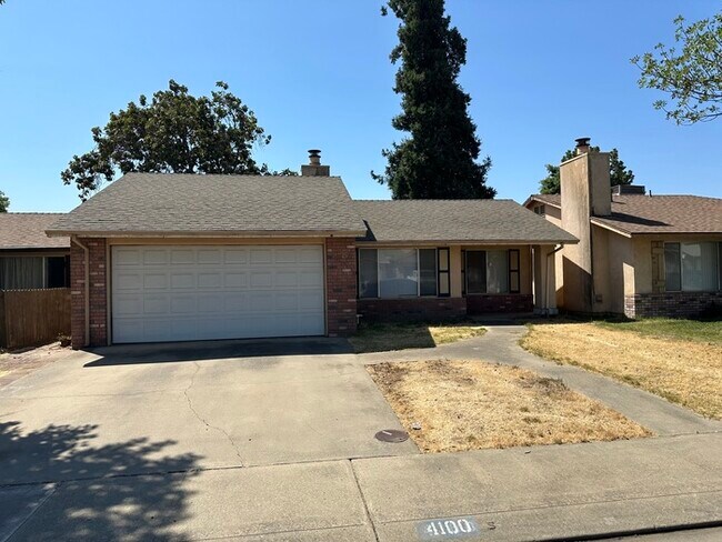 Building Photo - Modesto Cozy 3 Bedroom 2 Bath 2 Car Garage...
