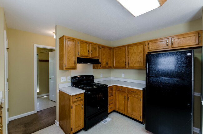 Building Photo - Spacious 3 Bed/3 Bath, 2 Car Garage, Renta...