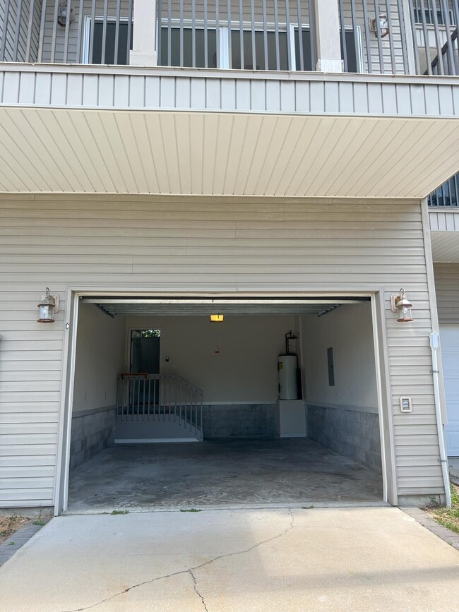 Building Photo - 1147 N Bayshore Dr
