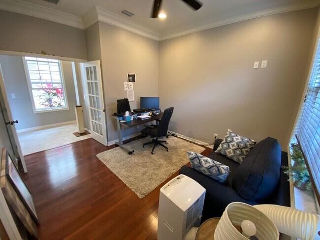 Foto del edificio - 5 Bedroom/2 full and 2 half baths/ 3 car g...