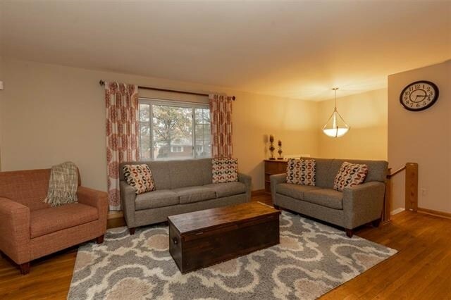 Foto del edificio - 827 Fawnhill Dr
