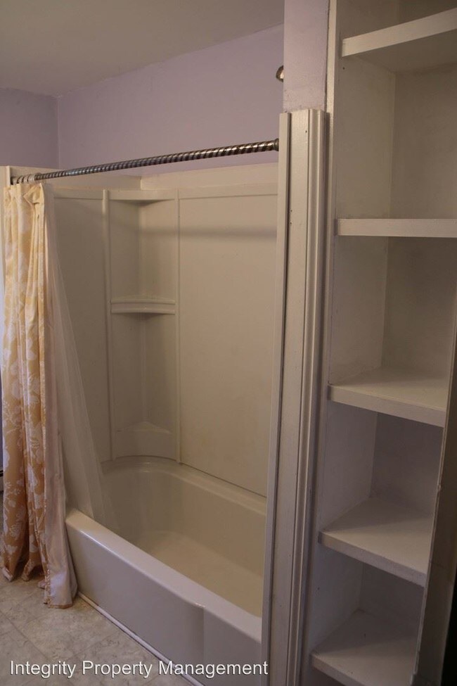 Foto del edificio - 3 br, 1 bath House - 13 Holt Rd West