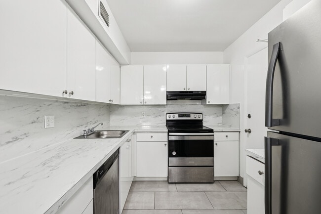 Building Photo - Luna At Hollywood