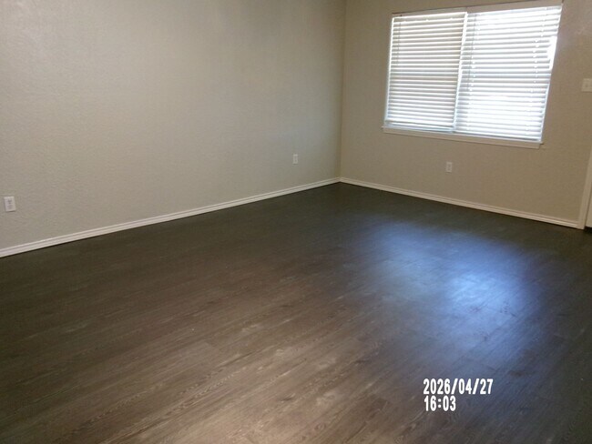 Building Photo - 106 N Elk Dr