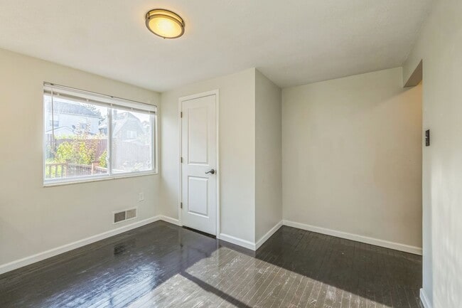 Building Photo - 1611 Alverado Ave