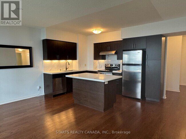 Photo du bâtiment - 2240 Lake Shore Blvd W