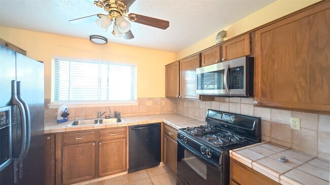 Foto del edificio - 2410 Goldspring Ln