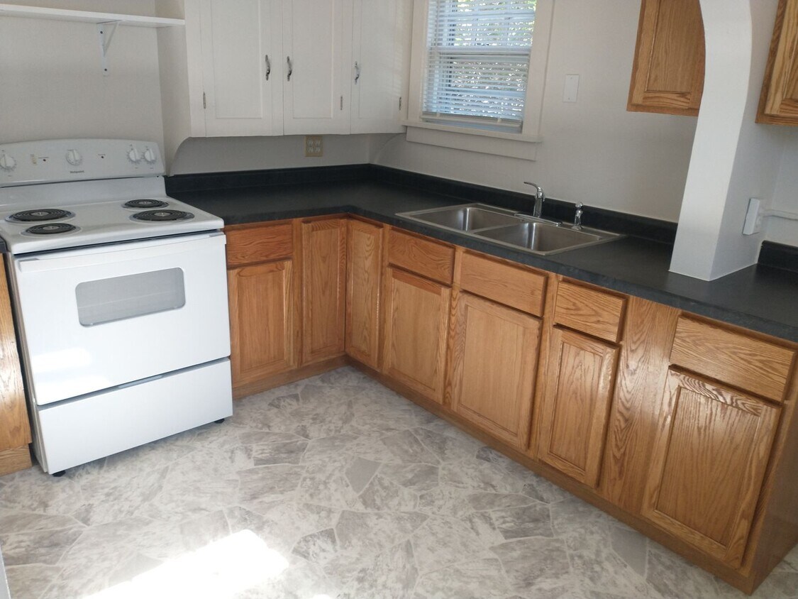 Foto principal - $1100 - 2 Bedroom 1 Bath Duplex - Walk to ...