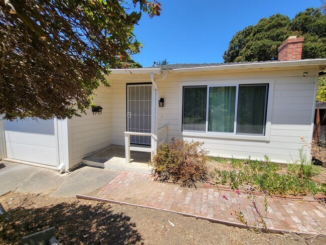 Foto del edificio - Single Story Home Located in the hills of ...