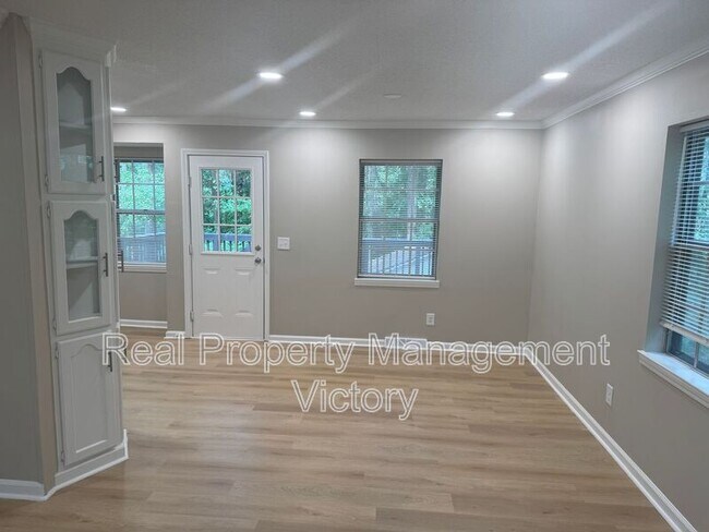 Building Photo - 408 Woodland Ct NE