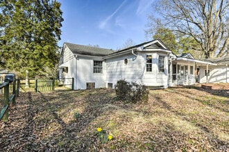 Building Photo - 144 Parkwood Cir