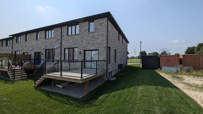 Photo du bâtiment - Brand New Townhouse In Ingersoll