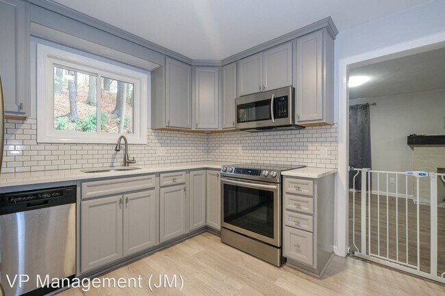 Building Photo - 3 br, 2 bath House - 33 Pearl St