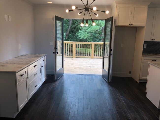 Building Photo - Stunning Renovation in Historic West End – 3 Bed / 2 Bath