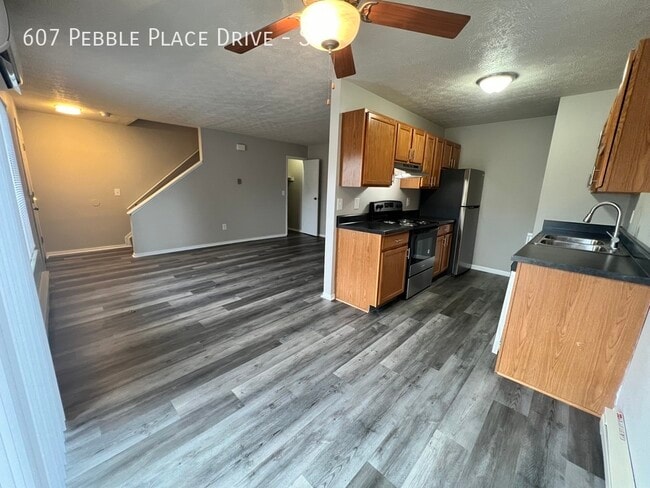 Building Photo - Newly Renovated 2bed Townhouse!
