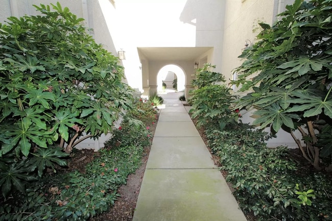 Building Photo - 3301 N Park Dr