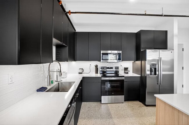 Building Photo - 400 S Main St