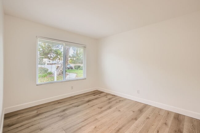 Building Photo - Recently Renovated!! - 3 Bedroom/2 Bath Fi...