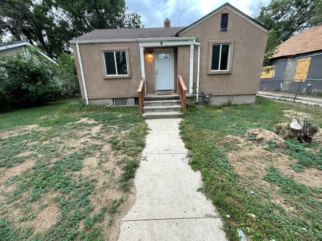 Building Photo - Downtown Living with a Massive Yard