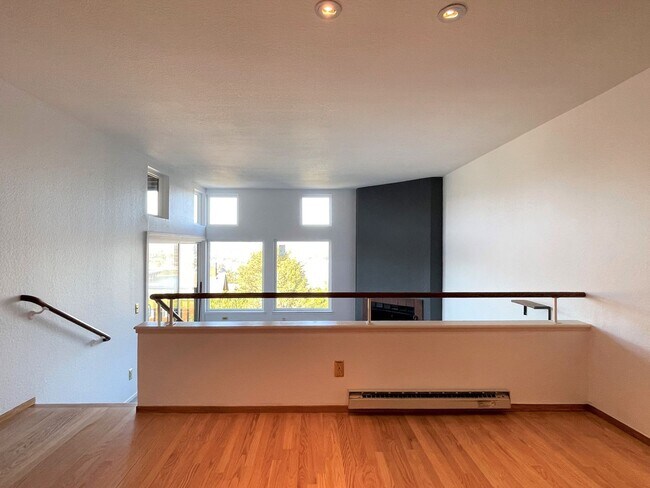 Building Photo - Gorgeous 1 bedroom condo with incredible v...