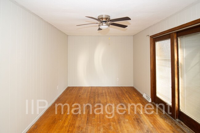Building Photo - LARGE 3 BED/1.5BATH SINGLE FAMILY HOME WIT...