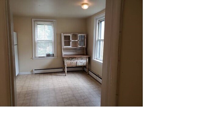 Vista hacia la cocina, lado derecho. - 66 Old Lancaster Rd