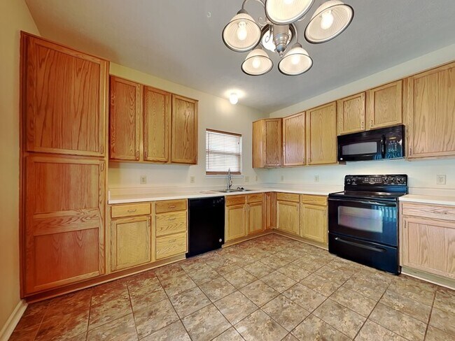 Foto del edificio - 3 bed 2 bath in Avon with privacy fence an...
