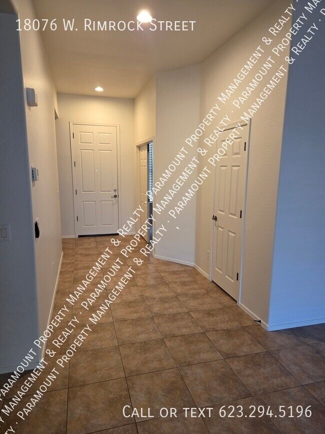 Foto del edificio - 18076 W Rimrock St